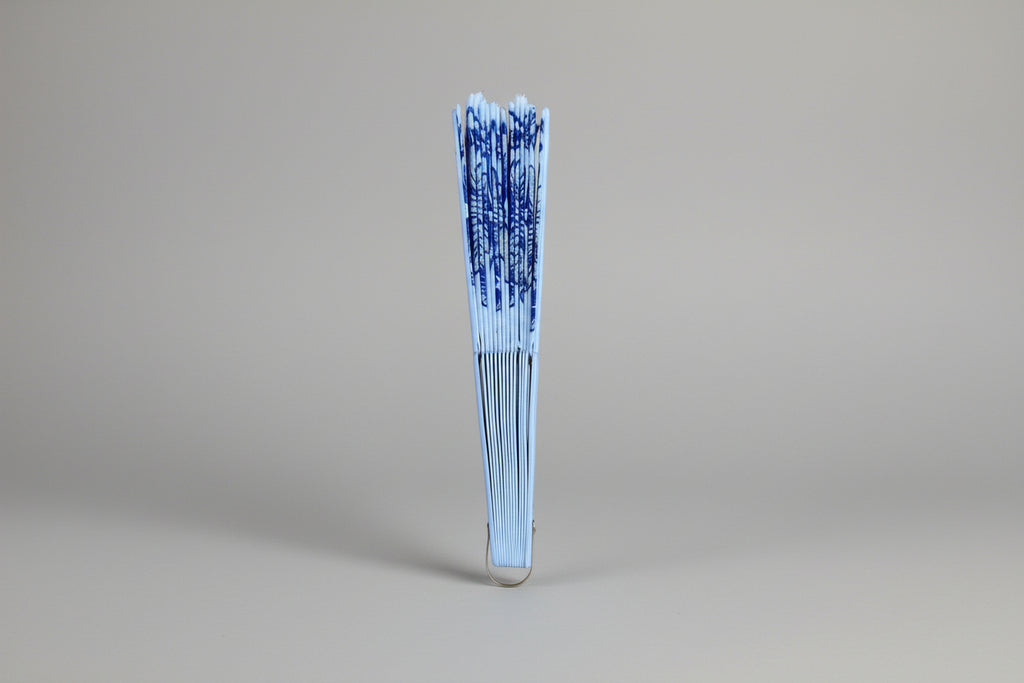 Abanico Tradicional Japonés con Patrón Floral Blanco y Azul