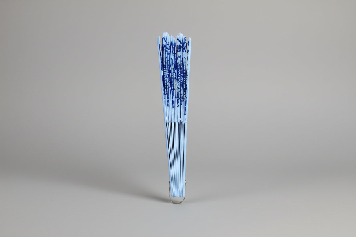 Abanico Tradicional Japonés con Patrón Floral Blanco y Azul
