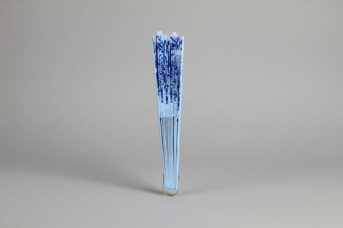 Abanico Tradicional Japonés con Patrón Floral Blanco y Azul